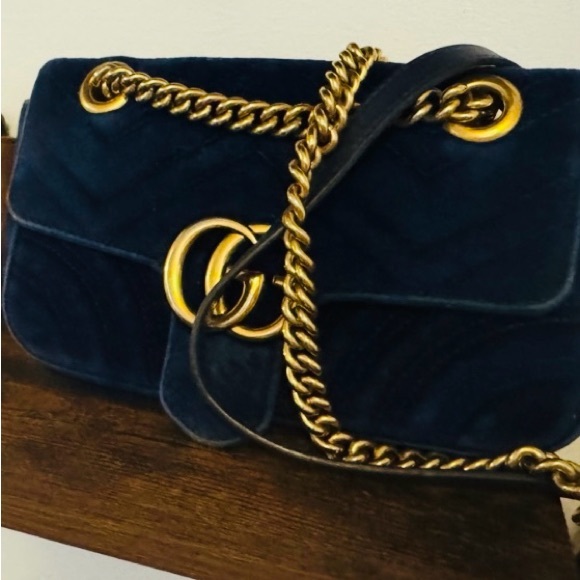 GUCCI Cobalt blue GG MARMONT MATELASSE VELVET Shoulder Bag - Picture 2 of 11